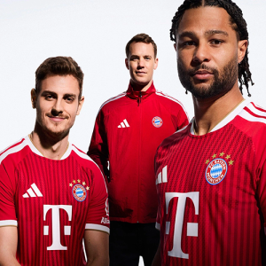 Maillot domicile Bayern Munich 2026/27 officiellement dévoilé : le rouge classique réinventé avec l’héritage des champions