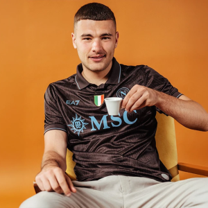 SSC Napoli Terza Maglia 2025/26 “Café” – Analisi e Cultura