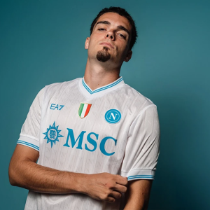 Maglia da trasferta UEFA 2025/26 del Napoli: analisi approfondita del linguaggio di design e delle ispirazioni di EA7