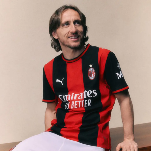 Le retour de l’esprit Rouge et Noir ! Le maillot domicile AC Milan 26/27 officiellement dévoilé