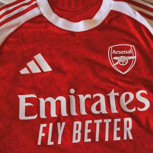 Arsenal presenta la nuova maglia casalinga 25/26: ritorno al classico rosso e bianco