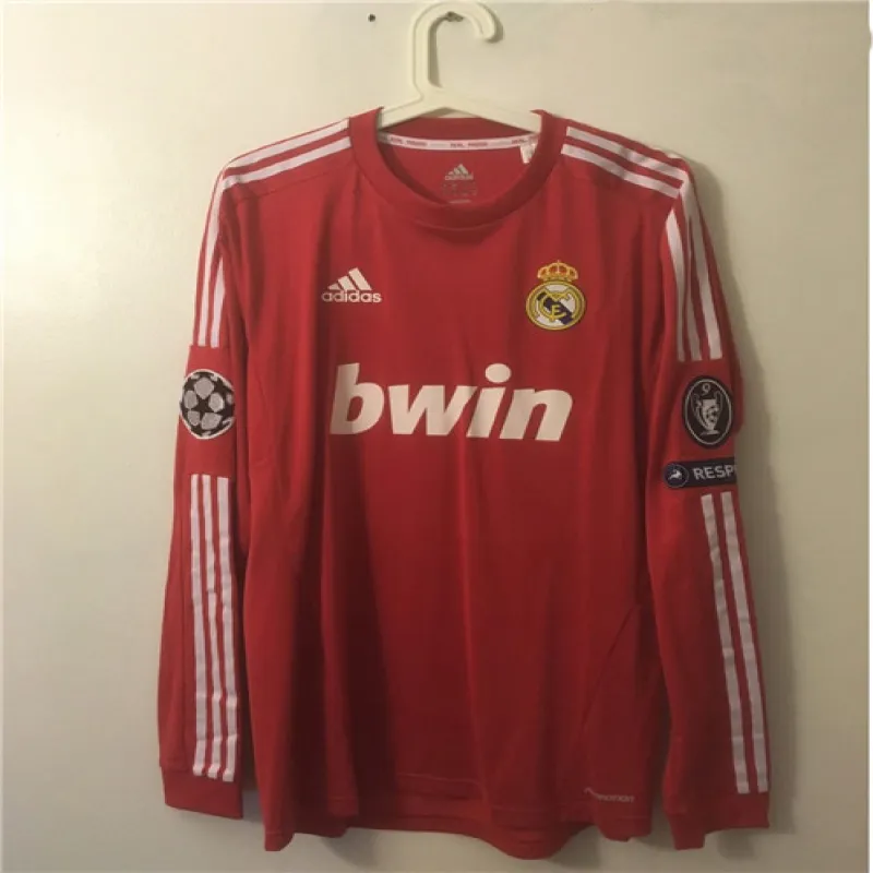 Terza maglia retro a maniche lunghe del Real Madrid, numero 10 di Mesut Özil, 2011/12 - Rosso