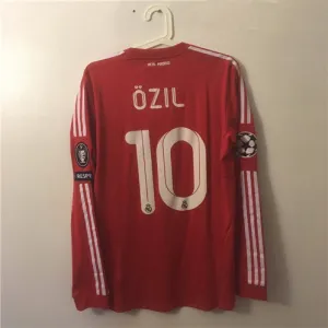 Terza maglia retro a maniche lunghe del Real Madrid, numero 10 di Mesut Özil, 2011/12 - Rosso