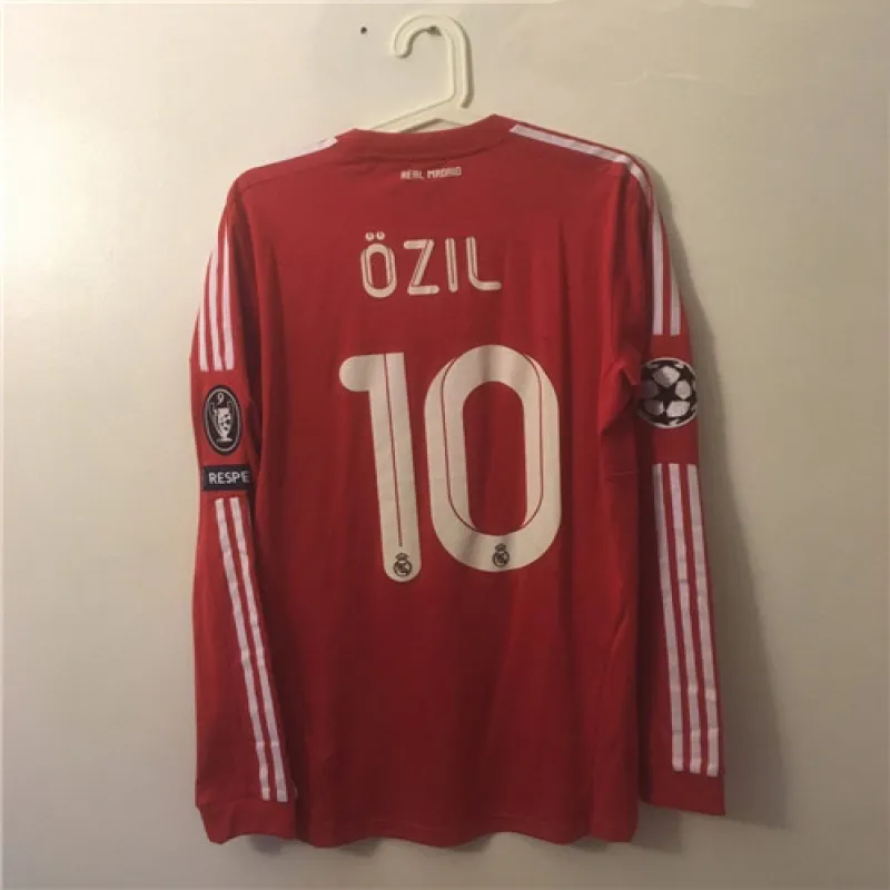 Terza maglia retro a maniche lunghe del Real Madrid, numero 10 di Mesut Özil, 2011/12 - Rosso