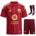 L'insieme della maglia per bambini di casa dell'AS Roma 2024/25 - Burdiglia