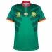Le maillot domicile de l'équipe nationale du Cameroun pour la Coupe du monde 2022, vert.
