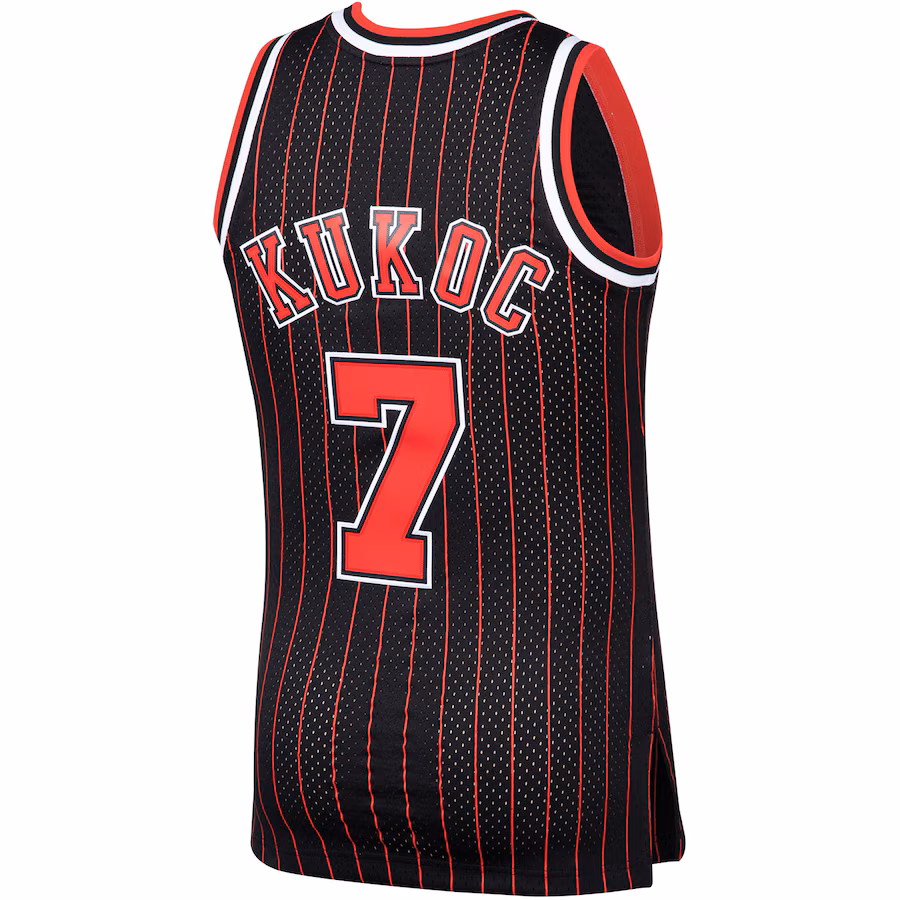 Toni Kukoč Camiseta Swingman de los Hardwood Classics 1995/96 de los Chicago Bulls Mitchell & Ness - Negro
